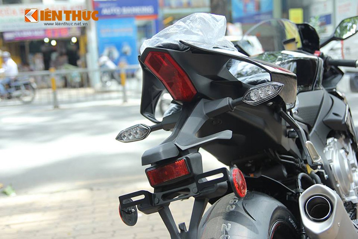 Sieu moto Yamaha YZF-R1 2015 Black cuc ngau ve Viet Nam-Hinh-11