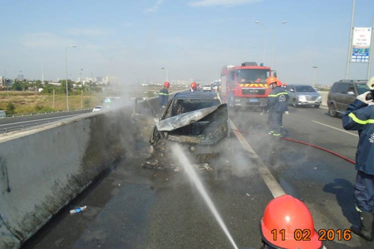 Mazda 3 chay tro khung tren cao toc Long Thanh - Dau Giay-Hinh-5