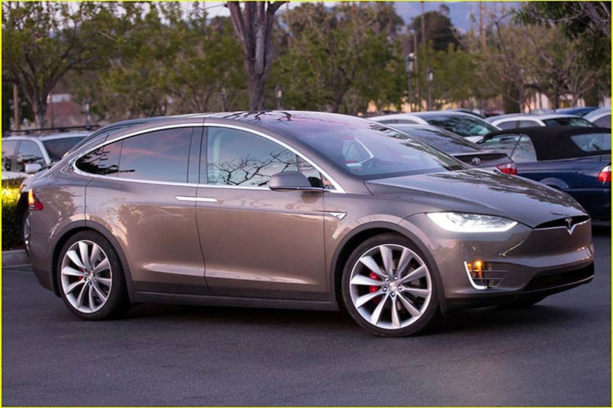 “Cau be Karate” tau sieu xe dien Tesla Model X-Hinh-6