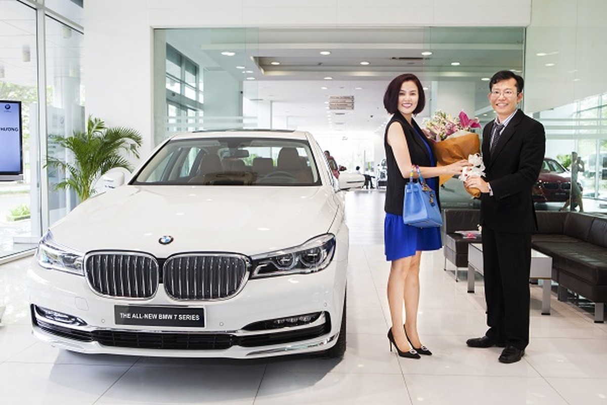 A hau doanh nhan Phuong Le sam xe sang BMW hon 4 ty