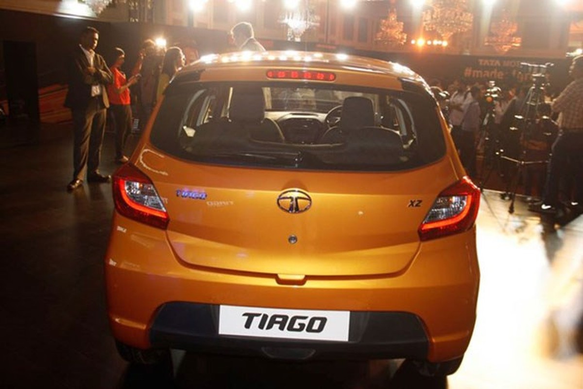 Hatchback Tata Tiago gia 100 trieu dong 