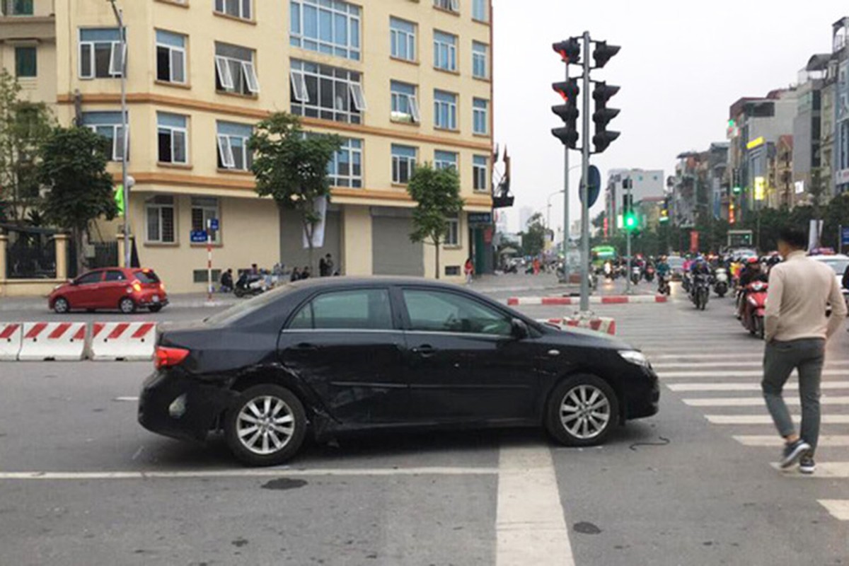 Mercedes S400 tien ty gay tai nan kinh hoang o Ha Noi-Hinh-2