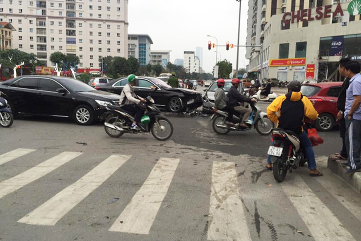 Mercedes S400 tien ty gay tai nan kinh hoang o Ha Noi-Hinh-3