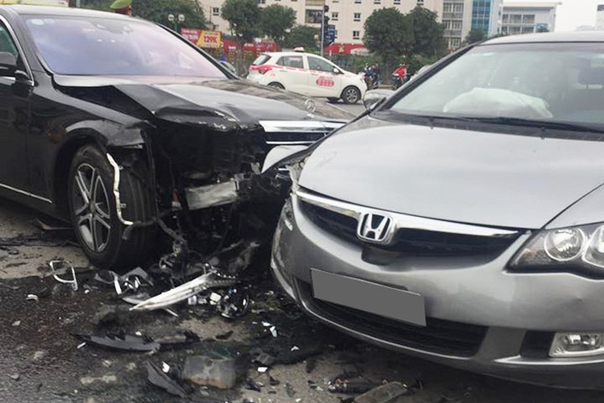 Mercedes S400 tien ty gay tai nan kinh hoang o Ha Noi