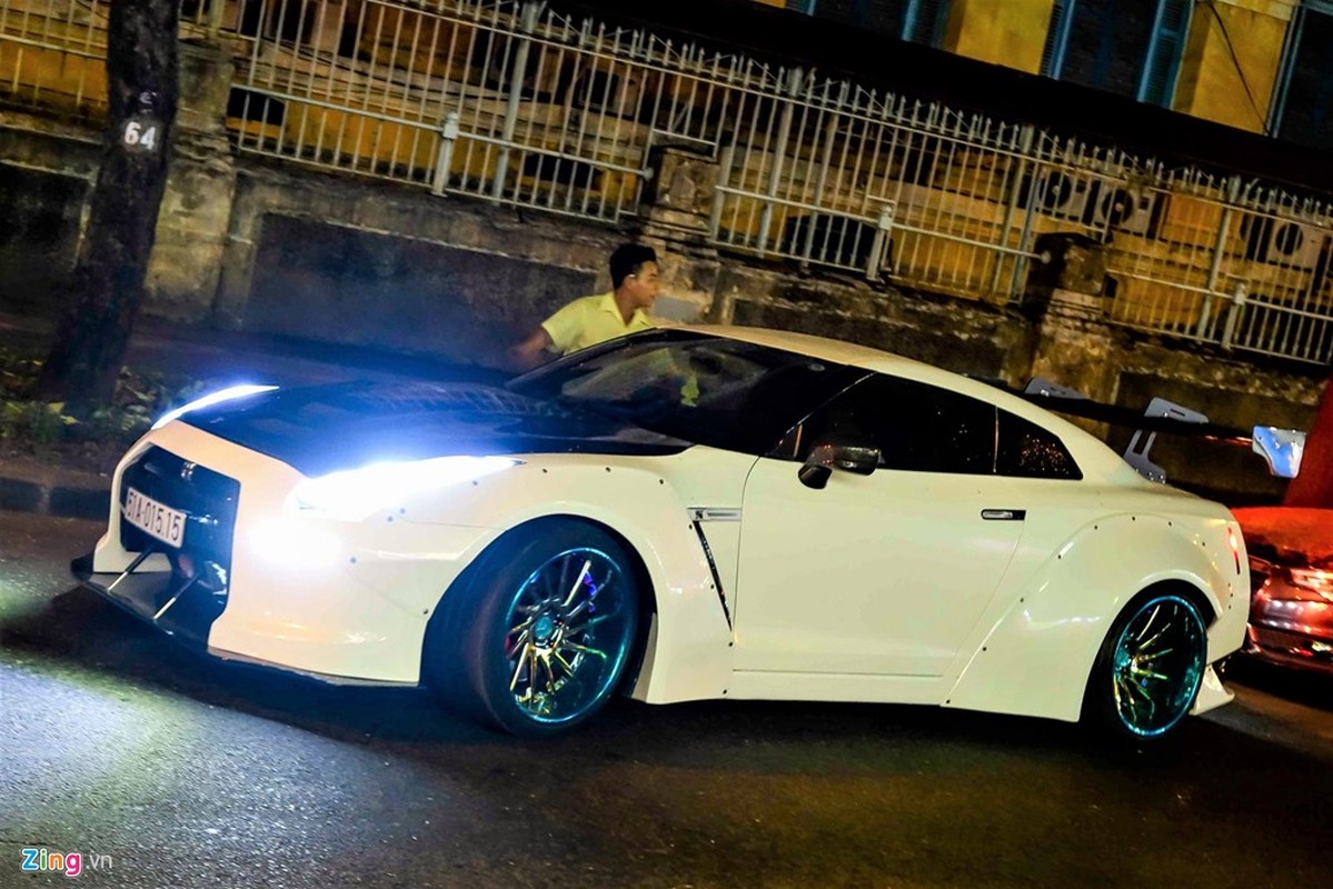 Sieu xe the thao Nissan GT-R do bodykit khung tai Sai Gon