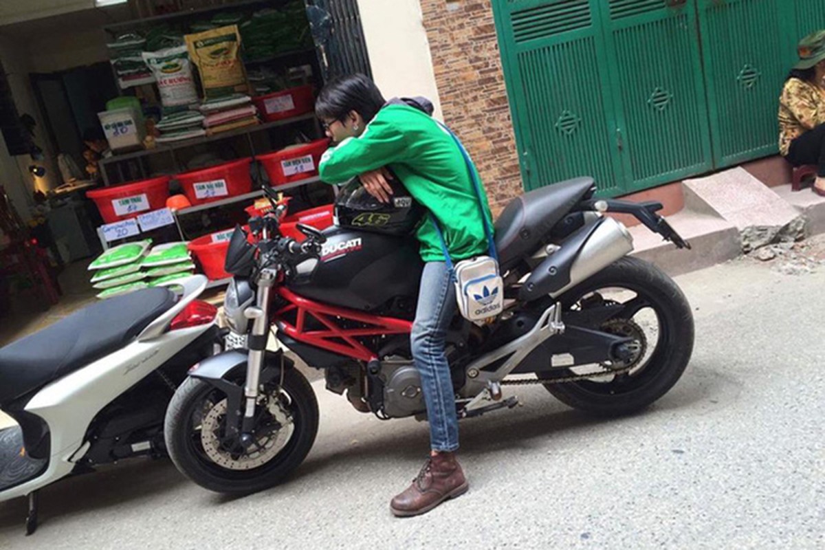 Dan choi Ha thanh lai Ducati Monster tram trieu chay xe om-Hinh-2