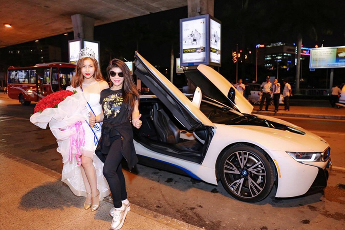 A hau Thanh Tuyen cuoi sieu xe tien ty BMW i8-Hinh-3