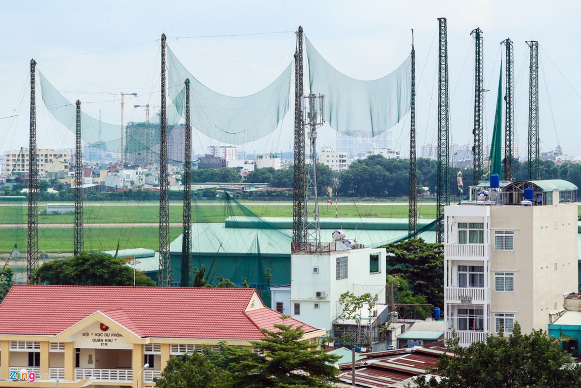 Anh: San golf, san bong, nha hang bua vay Tan Son Nhat-Hinh-8