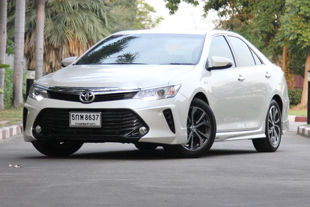 &quot;Soi&quot; Toyota Camry 2.0G Extremo 2017 gia hon 1 ty dong