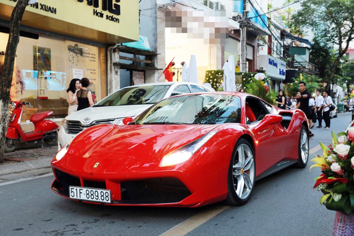 Tuan Hung cuoi &quot;sieu ngua&quot; Ferrari tien ty tai Ha Noi