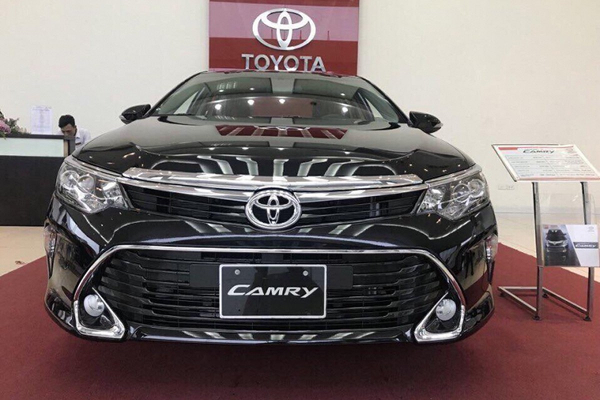 Toyota Viet Nam &quot;chot gia&quot; Camry 2017 tu 997 trieu dong-Hinh-2