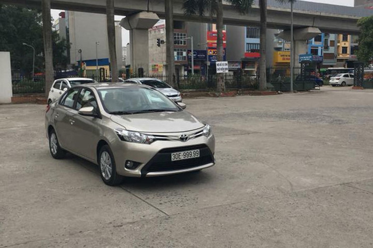 Toyota Vios mang bien &quot;ngu quy 9&quot; tai Ha Noi