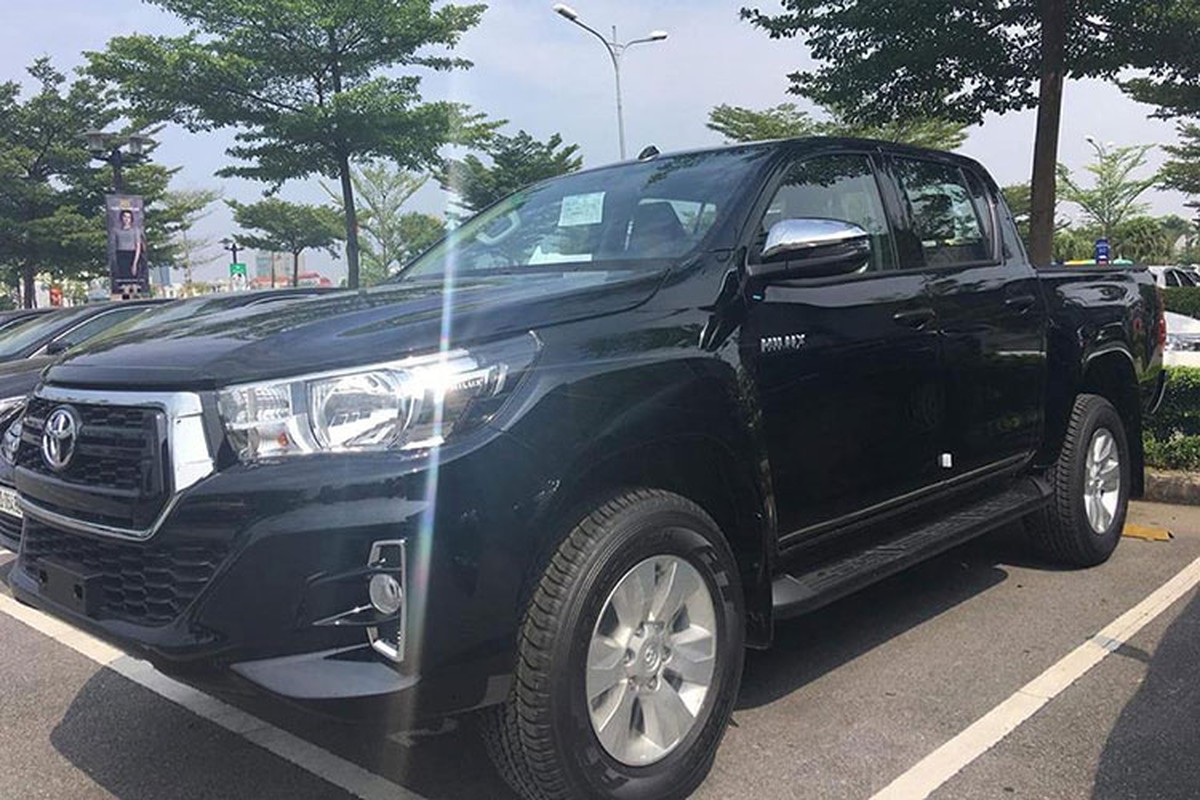Chi tiet xe Toyota Hilux 2018 gia tu 695 trieu dong-Hinh-2