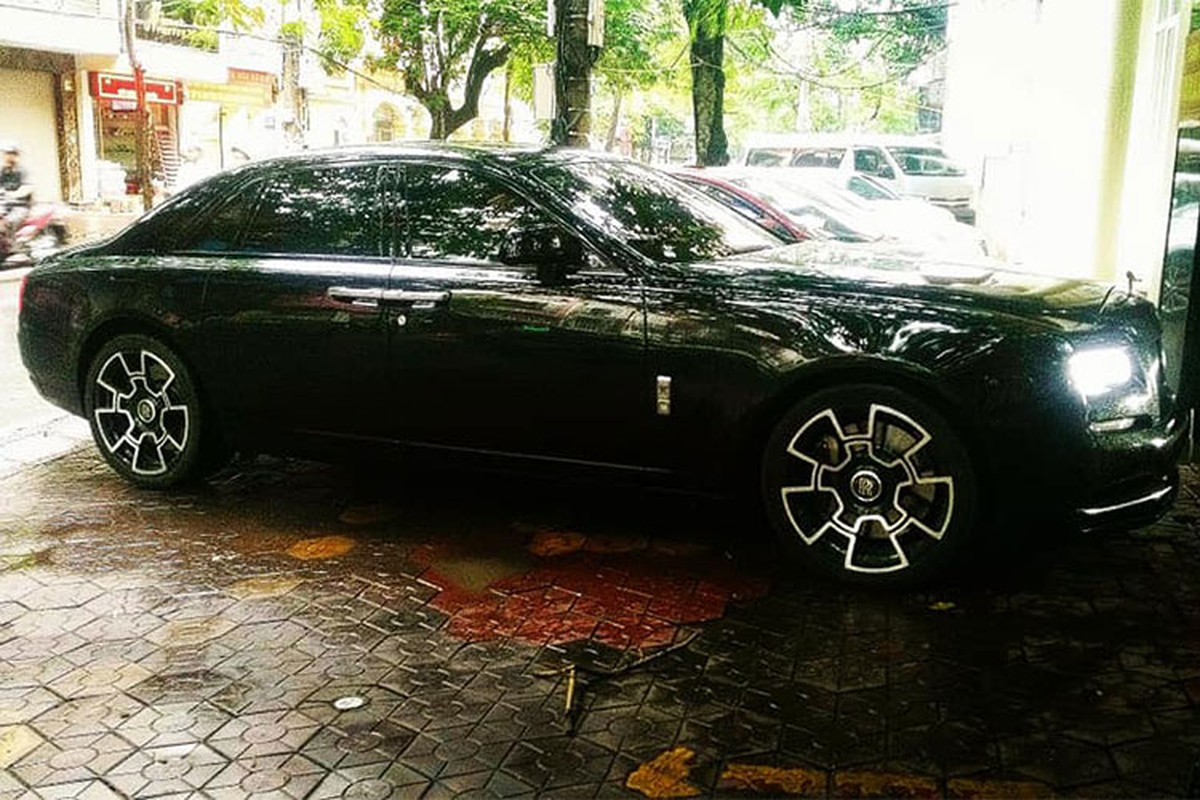 MC Ngoc Trinh so huu Rolls-Royce Ghost tien ty do Black Badge-Hinh-3