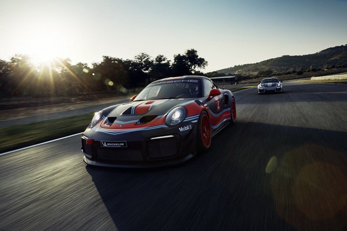 Sieu xe dua Porsche 911 GT2 RS co gia hon 11,3 ty dong-Hinh-6