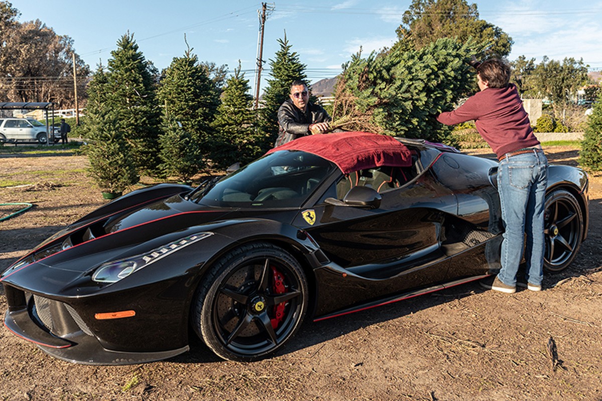 Sieu xe Ferrari LaFerrari Aperta trieu do cho cay thong Noel-Hinh-5