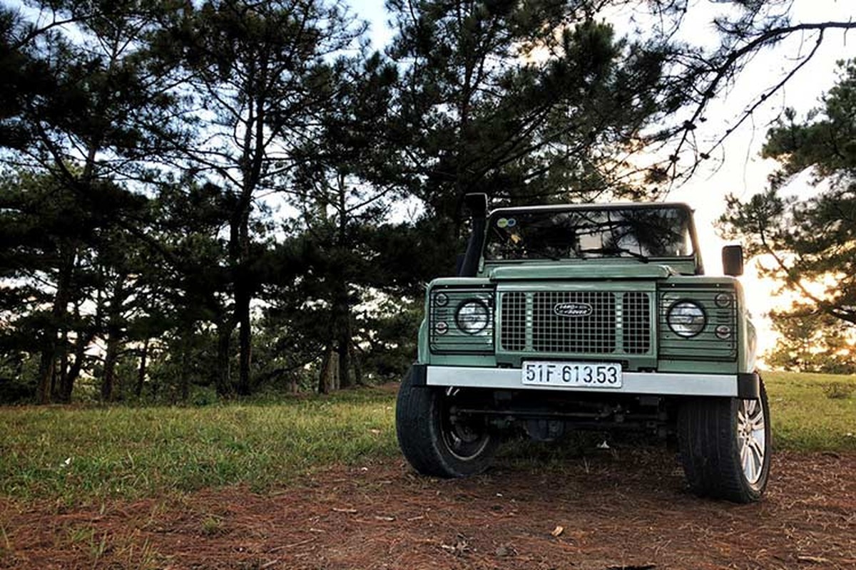 Tien Dat khoe co dau ben xe Land Rover Defender 