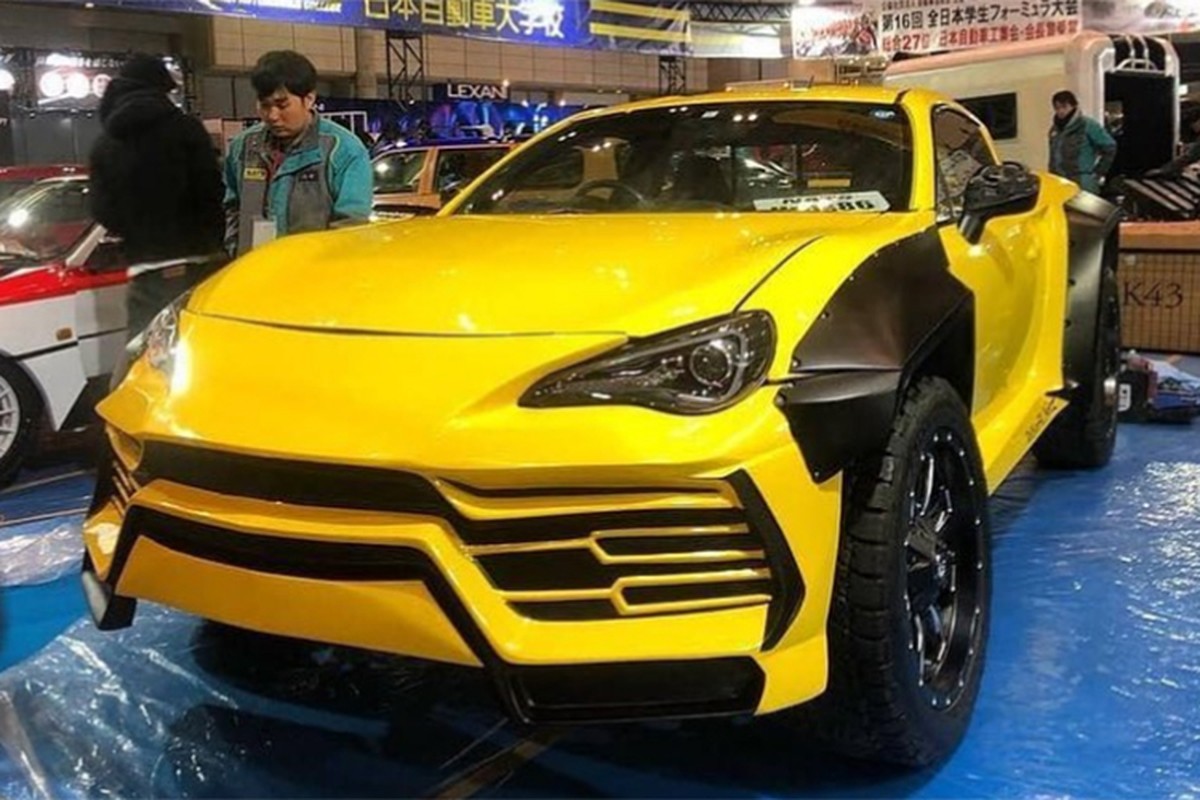 Sinh vien tu che sieu xe Lamborghini Urus ban tai 