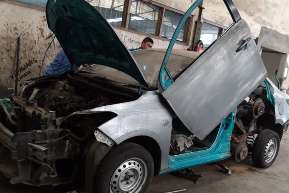 Cu ong 72 tuoi do Toyota Vios Limo 8 banh 