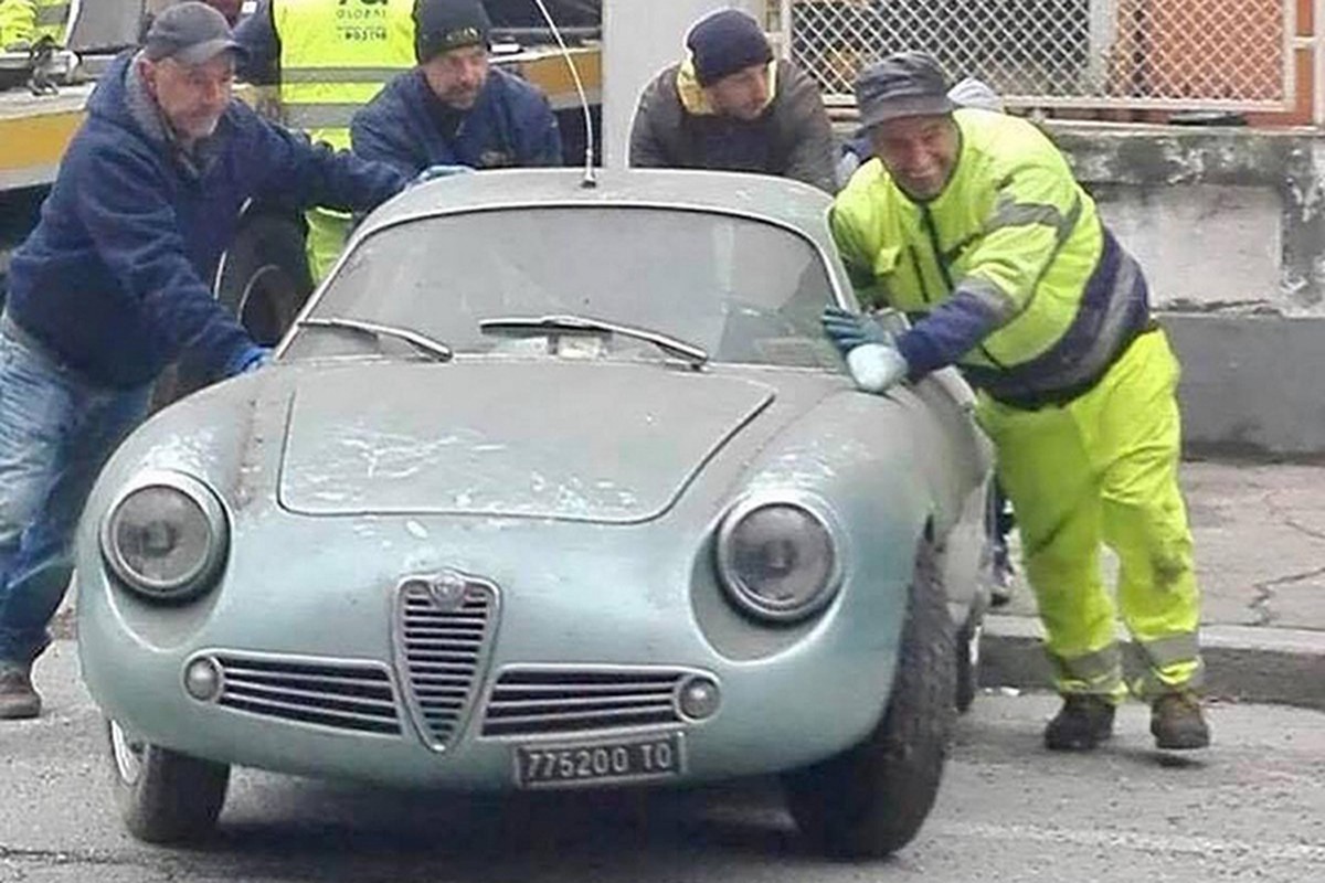 Alfa Romeo ngu duoi tang ham suot 35 nam gia 15 ty dong-Hinh-2
