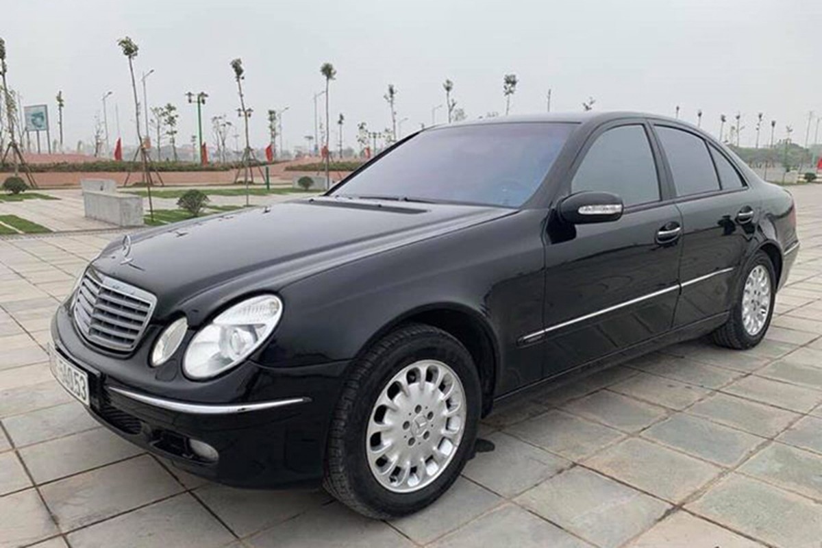 Xe sang Mercedes-Benz E240 gia chi 260 trieu dong tai Ha Noi