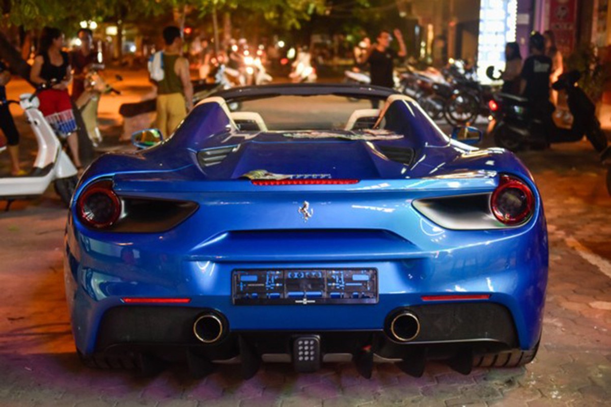 Dai gia Binh Phuoc tau sieu xe Ferrari 488 Spider tien ty-Hinh-3