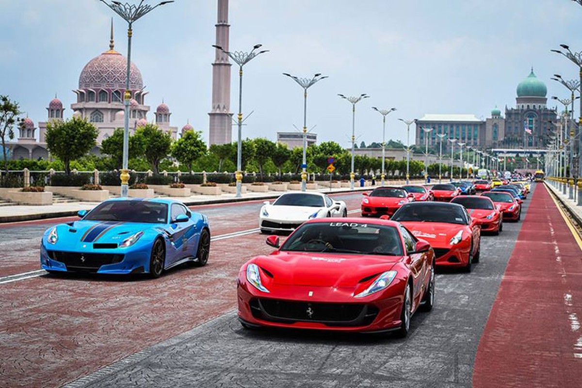 Cac dai gia Singapore cuoi sieu xe Ferrari 