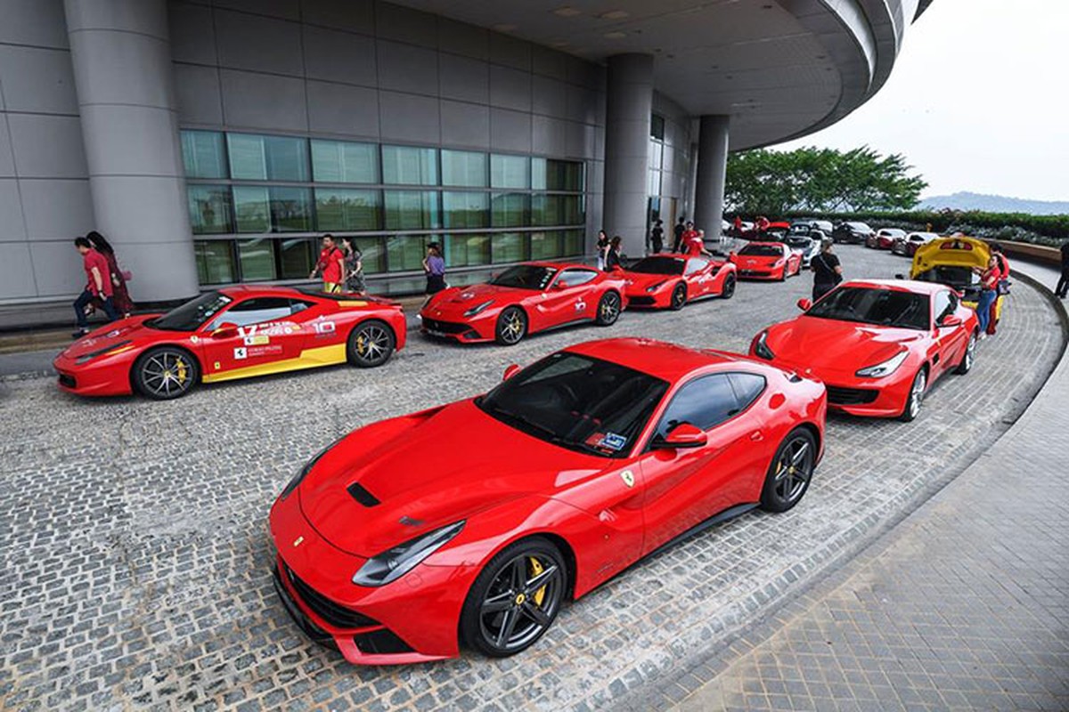 Cac dai gia Singapore cuoi sieu xe Ferrari 