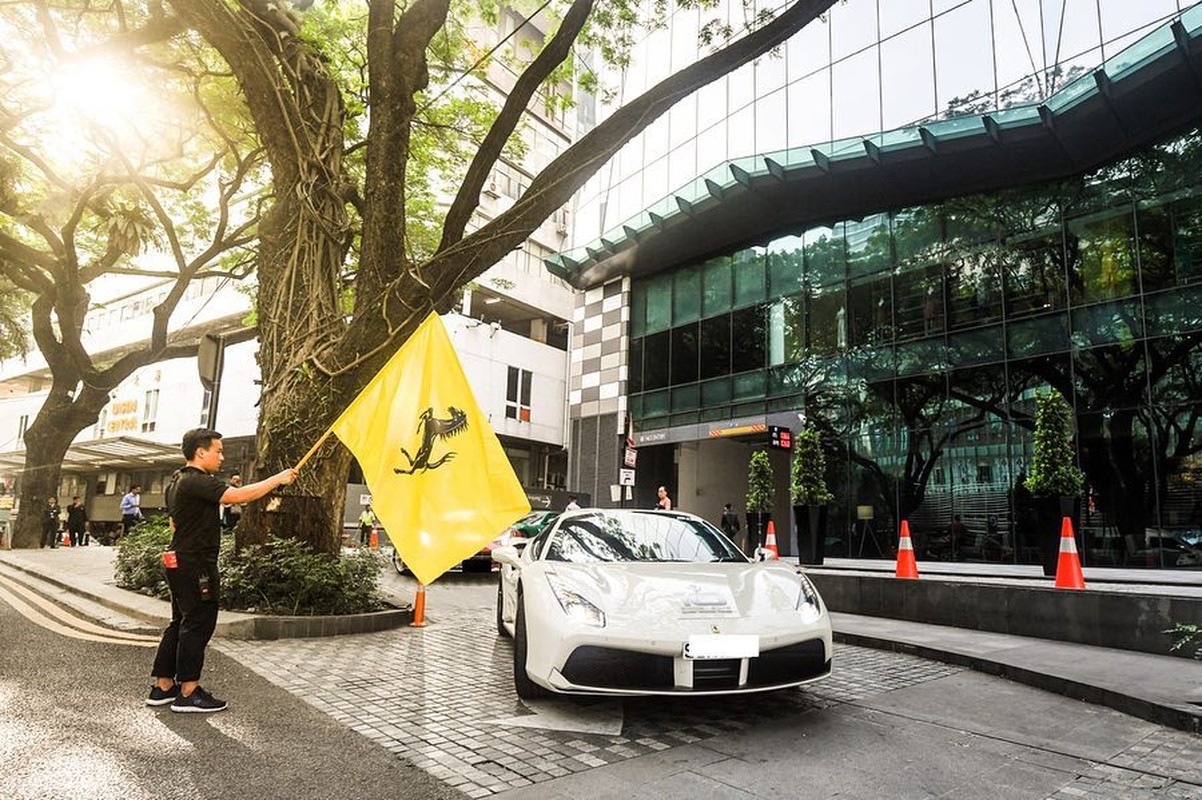 Cac dai gia Singapore cuoi sieu xe Ferrari 
