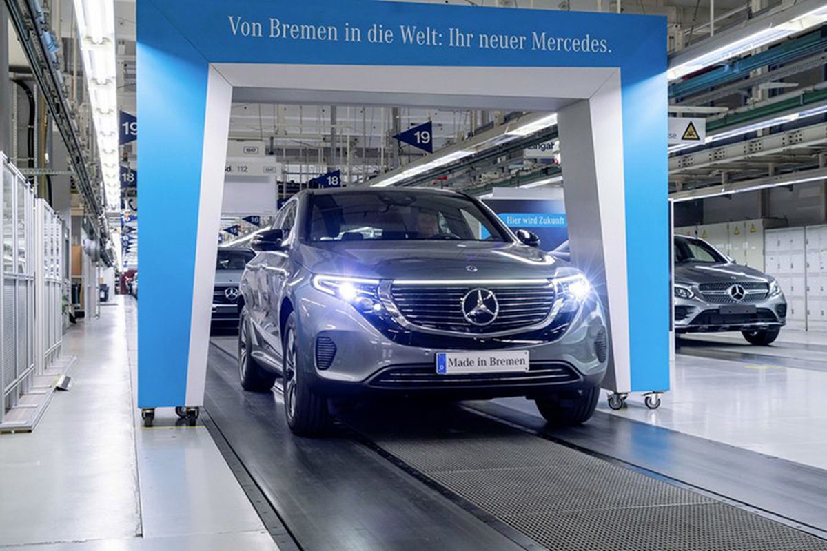 Crossover dien Mercedes-Benz EQC 400 re hon Audi E-Tron