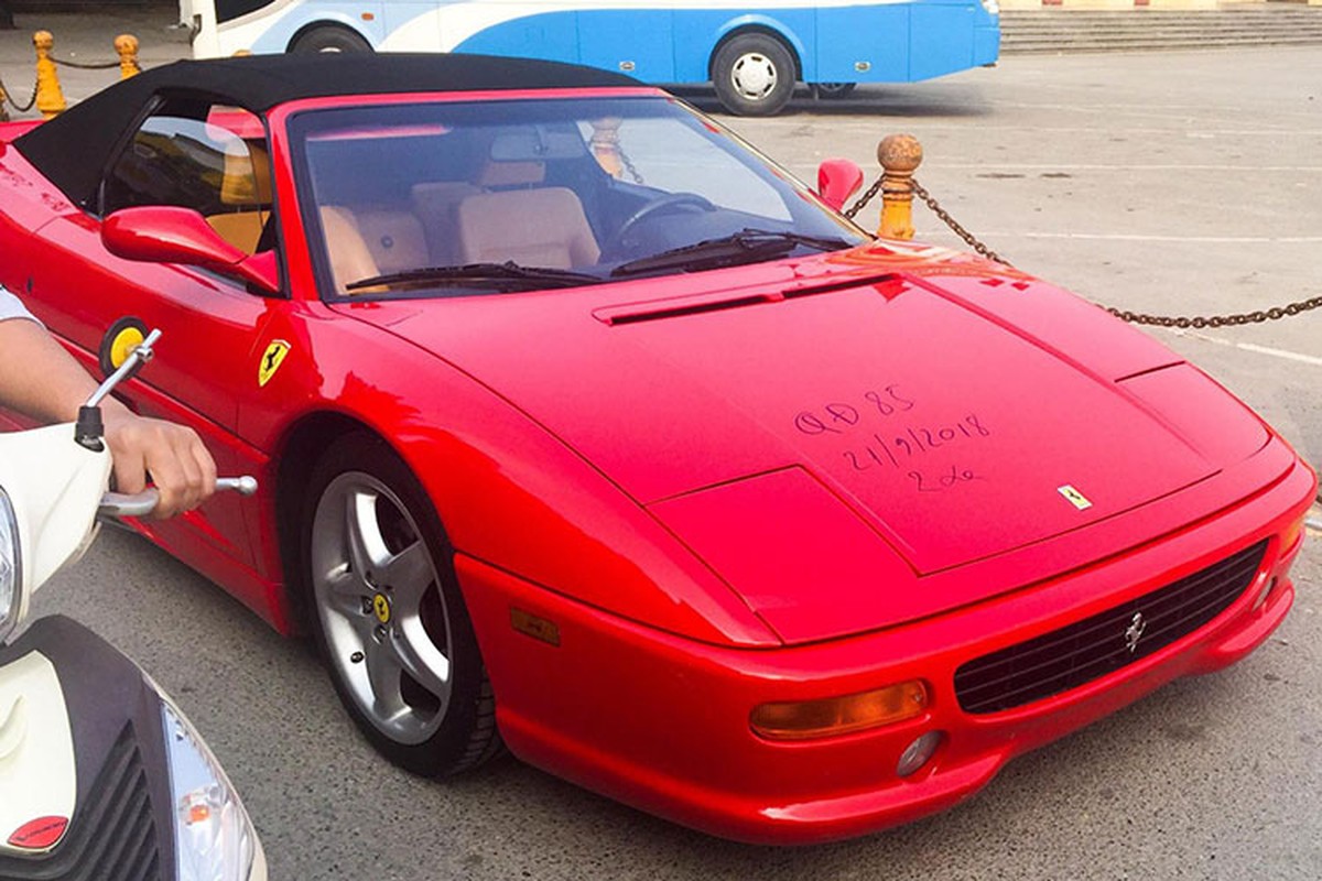 Sieu xe Ferrari F355 Spider nhap lau xuat hien o Sai Gon