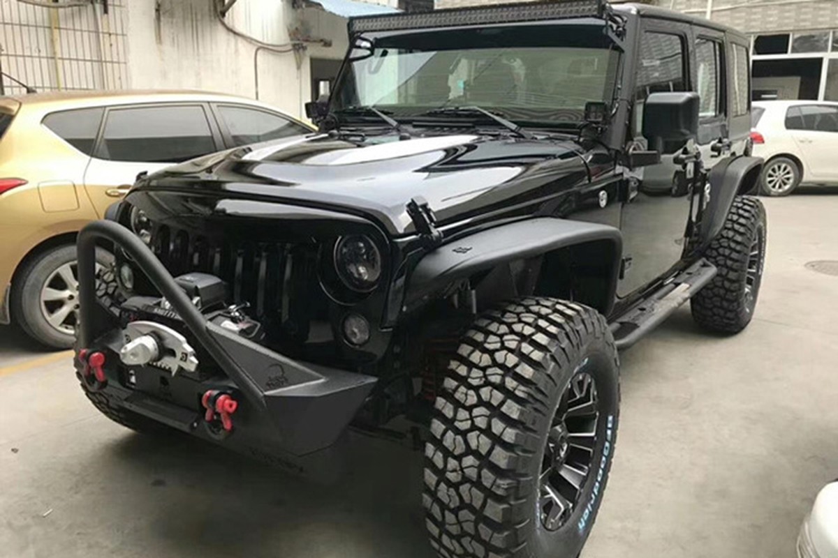 Dan choi HN chi 570 trieu do Jeep Wrangler Rubicon