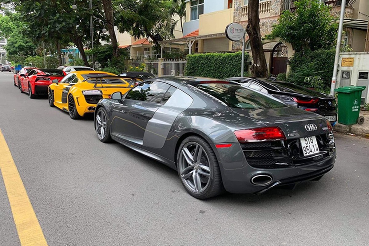 Dan choi sieu xe Audi R8 tai Sai Gon tu hoi 