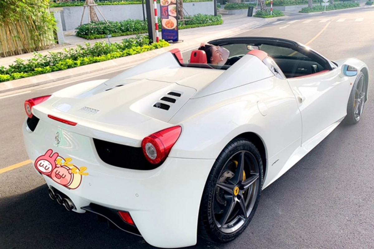 Hot girl Sai Gon tau sieu xe Ferrari 458 Spider bien Lao