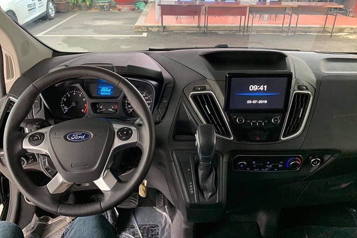 Can canh Ford Tourneo tu 1 ty dong tai Viet Nam-Hinh-5