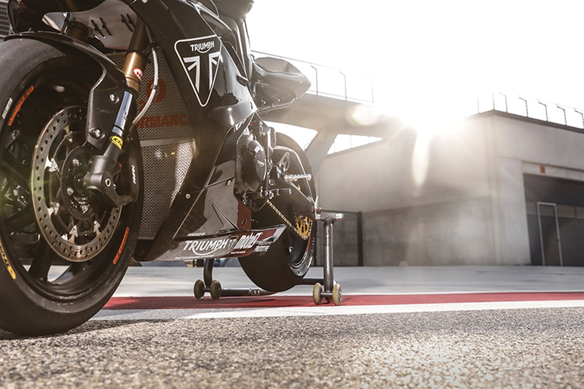 Triumph Daytona 2020 ra mat tai giai dua British MotoGP-Hinh-5