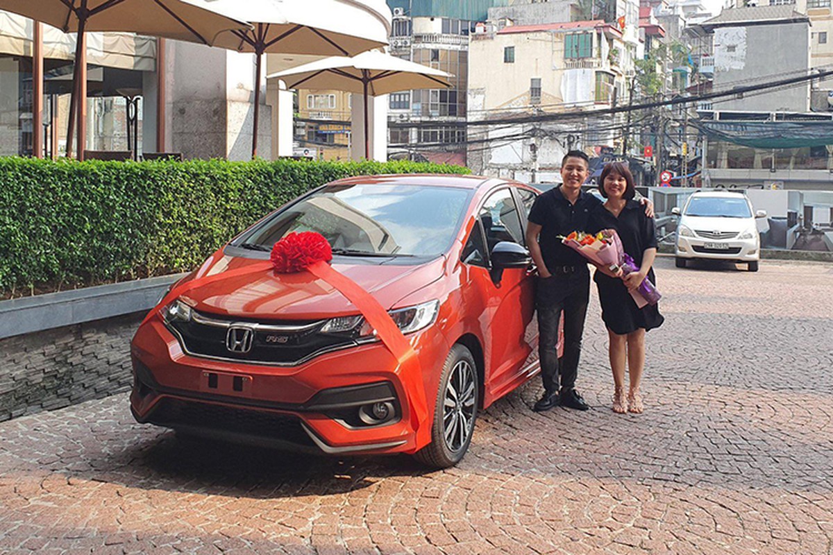 Sep Viet tang oto Honda Jazz cho nhan vien ngay sinh nhat