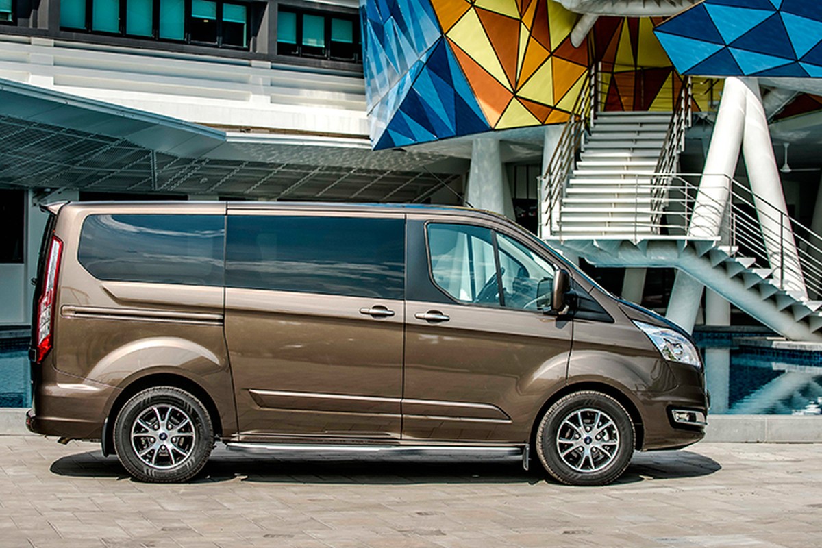 Ford Tourneo tu 999 trieu dong tai Viet Nam 