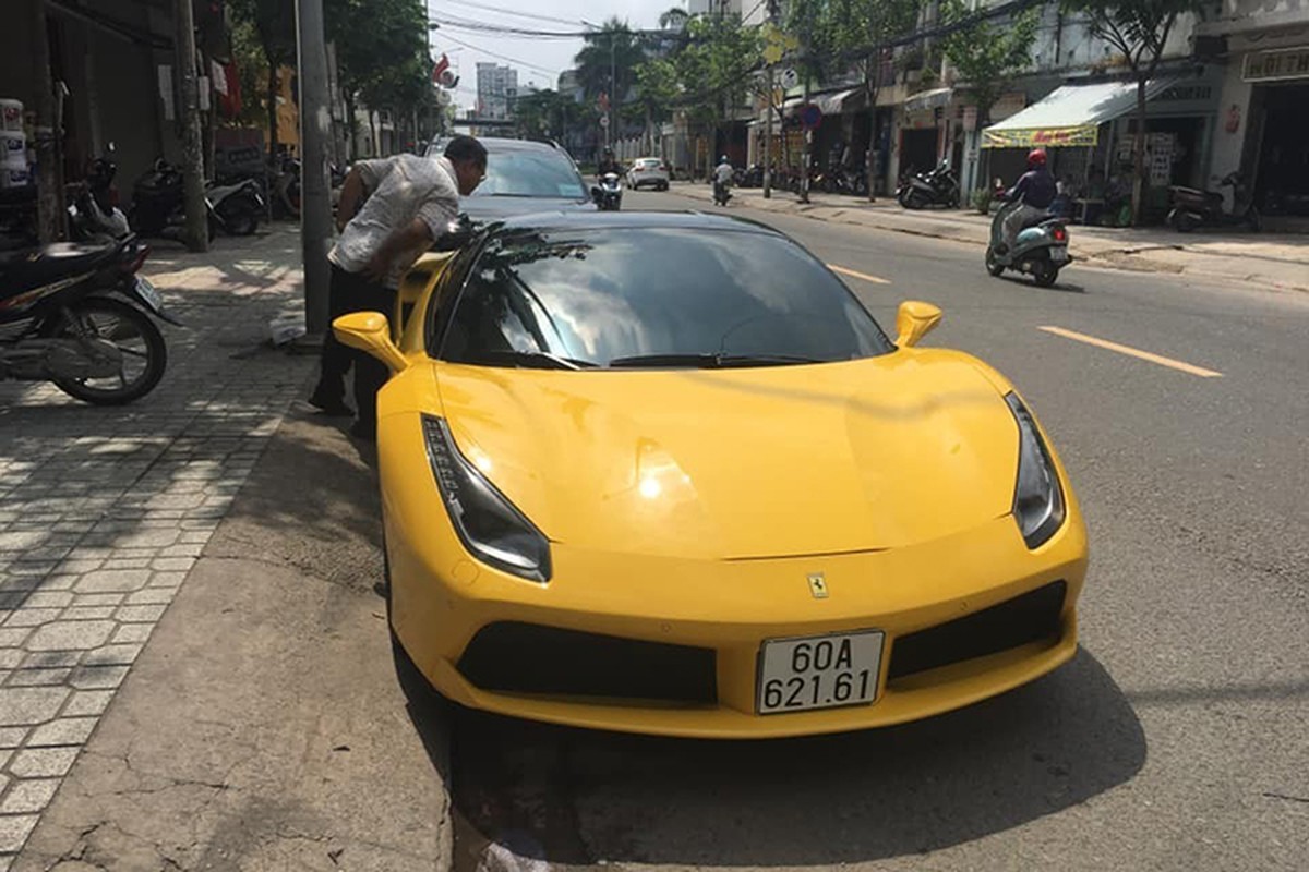 Ferrari 488 GTB va Rolls-Royce 