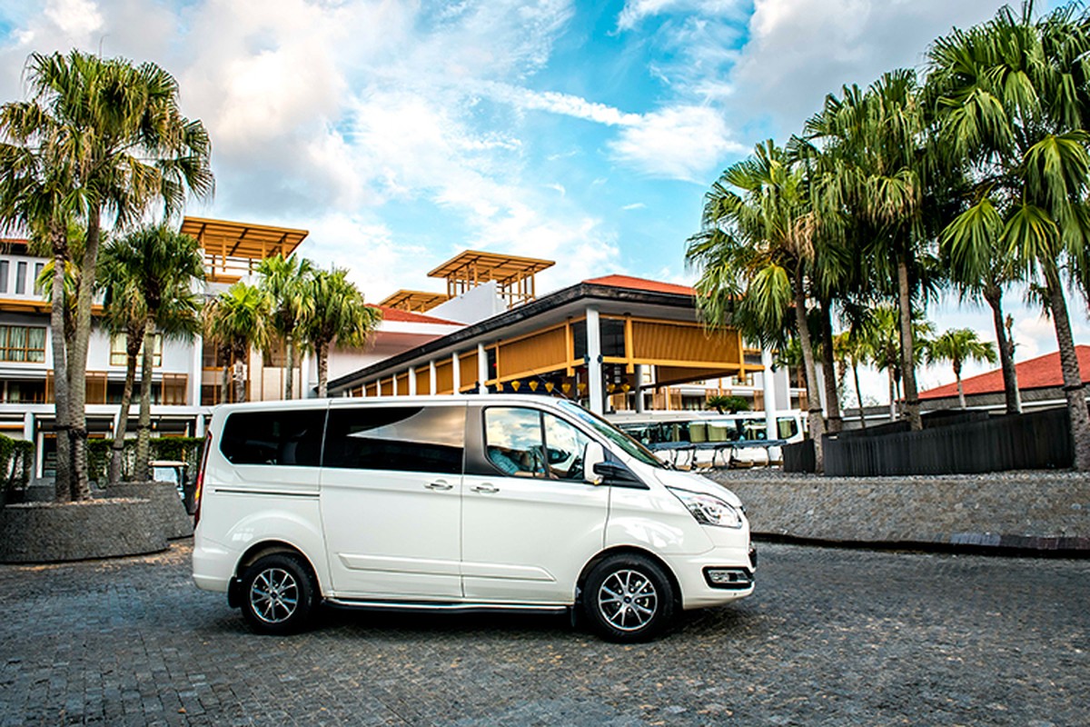 Ford Tourneo tu 999 trieu 