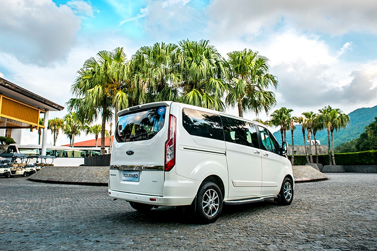 Ford Tourneo tu 999 trieu 