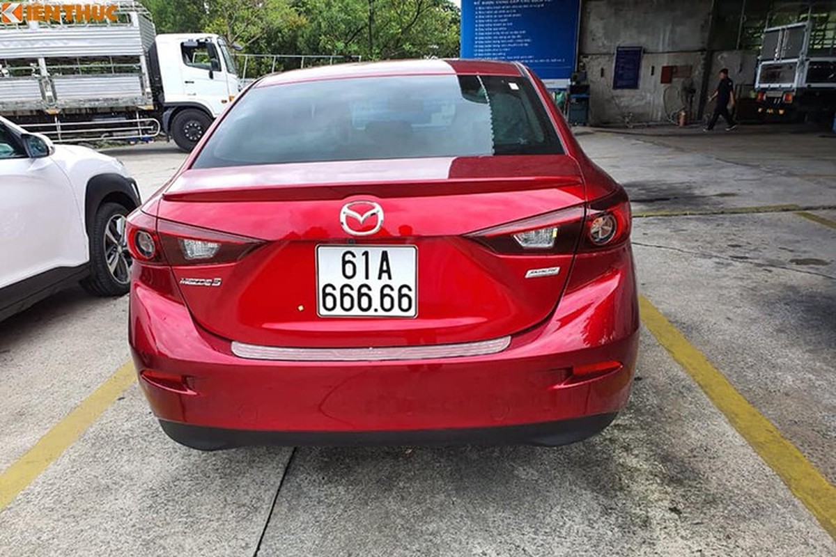 Dai gia Binh Duong chi gan 2,7 ty mua Mazda3 bien khung-Hinh-4