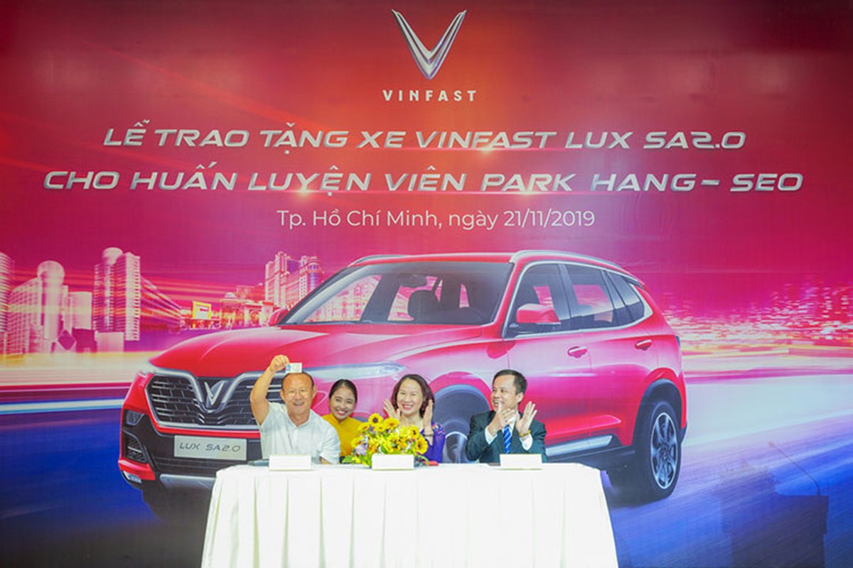 Vinfast tang Lux SA2.0 hon 1 ty dong cho HLV Park Hang-seo-Hinh-2