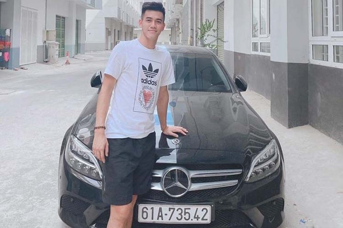 Tien dao Tien Linh tau xe Mercedes-Benz C200 gan 1,5 ty dong