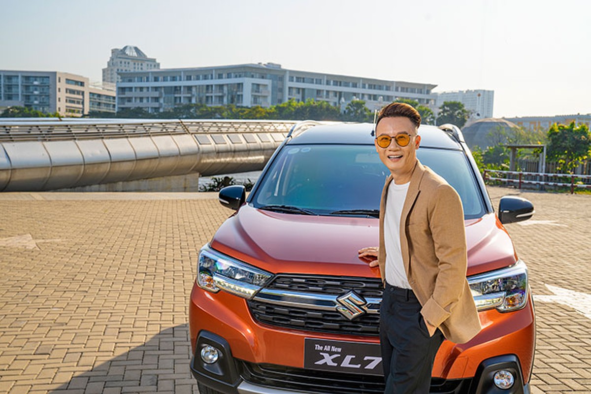 Ca si Hoang Bach khoi dau moi 2021 voi Suzuki XL7-Hinh-2