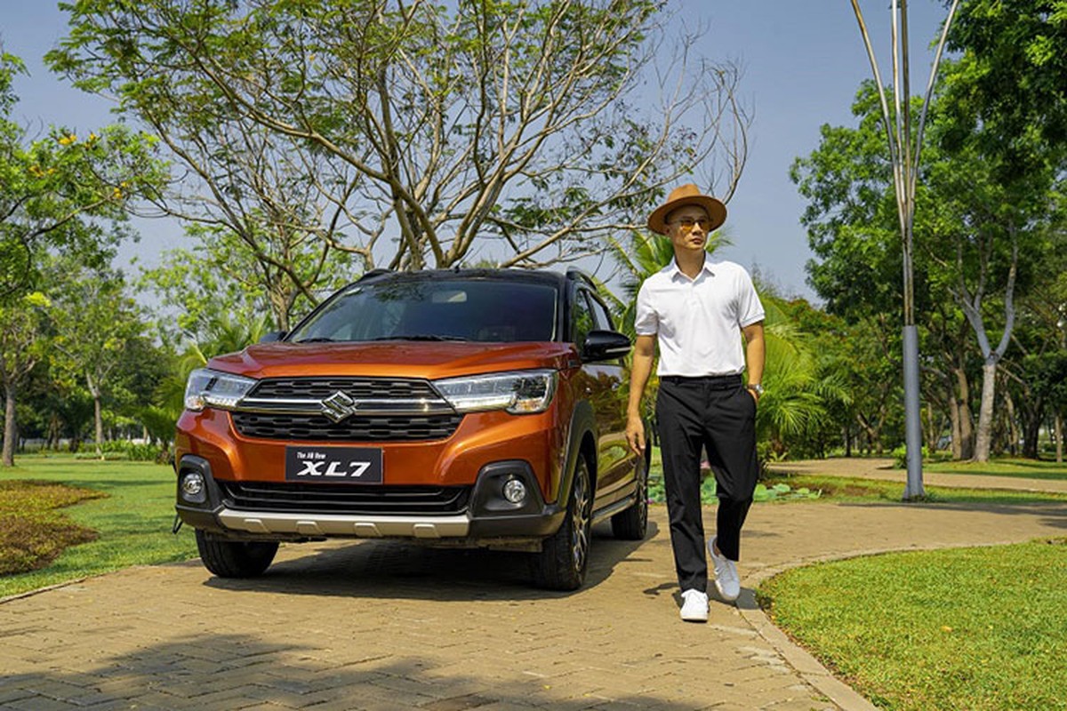 Ca si Hoang Bach khoi dau moi 2021 voi Suzuki XL7