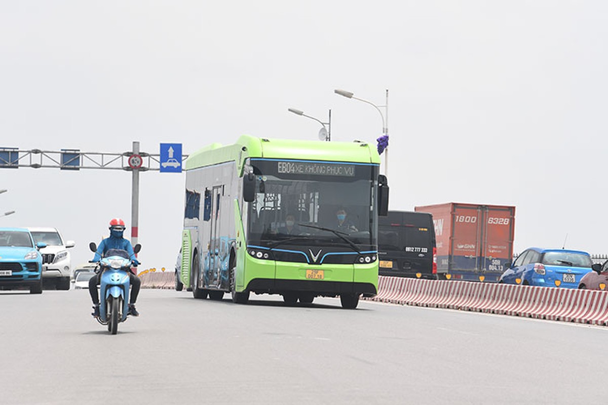 VinBus chay dien lan dau lan banh tren duong pho Ha Noi-Hinh-6