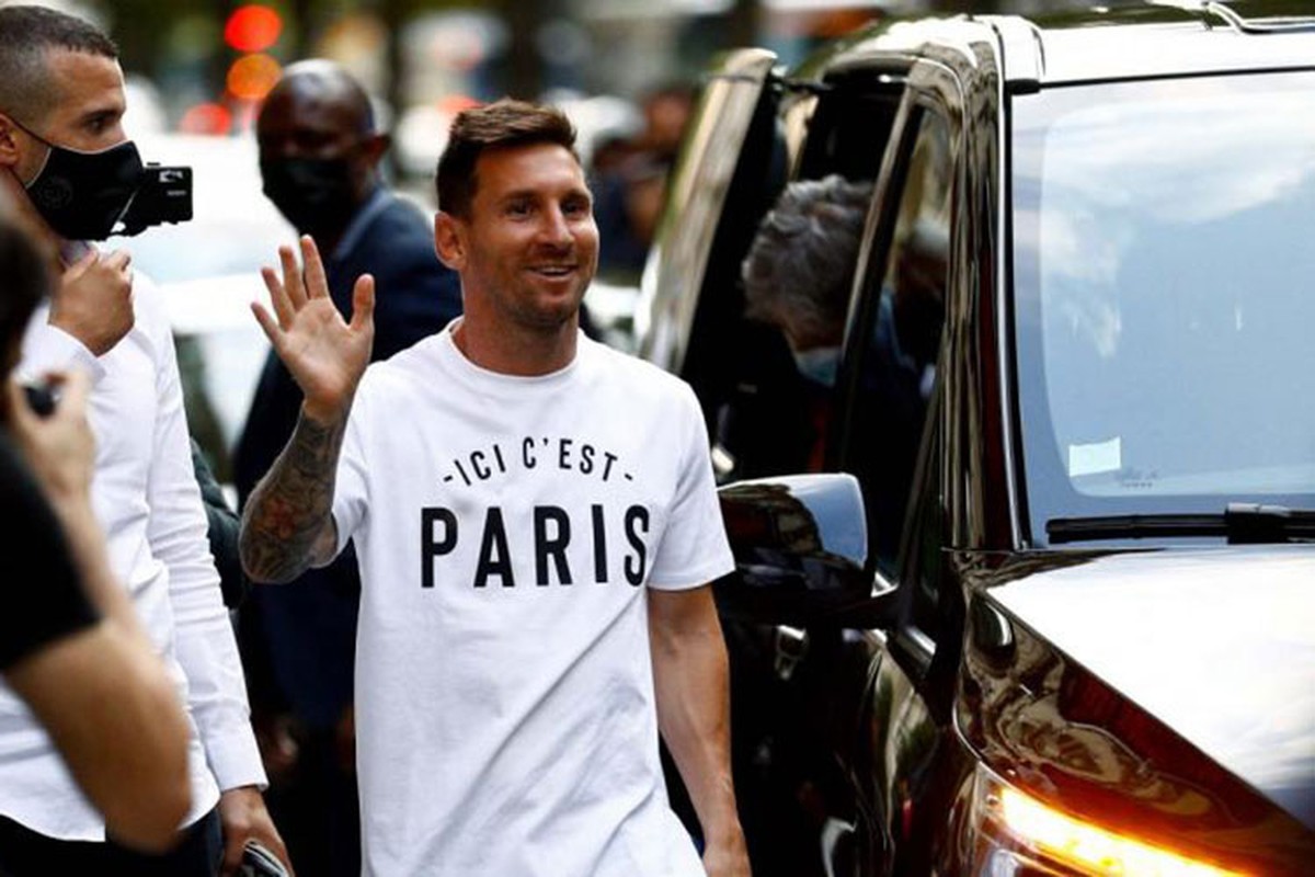 Mot thang luong cua Messi tai PSG tau duoc bao nhieu sieu xe?