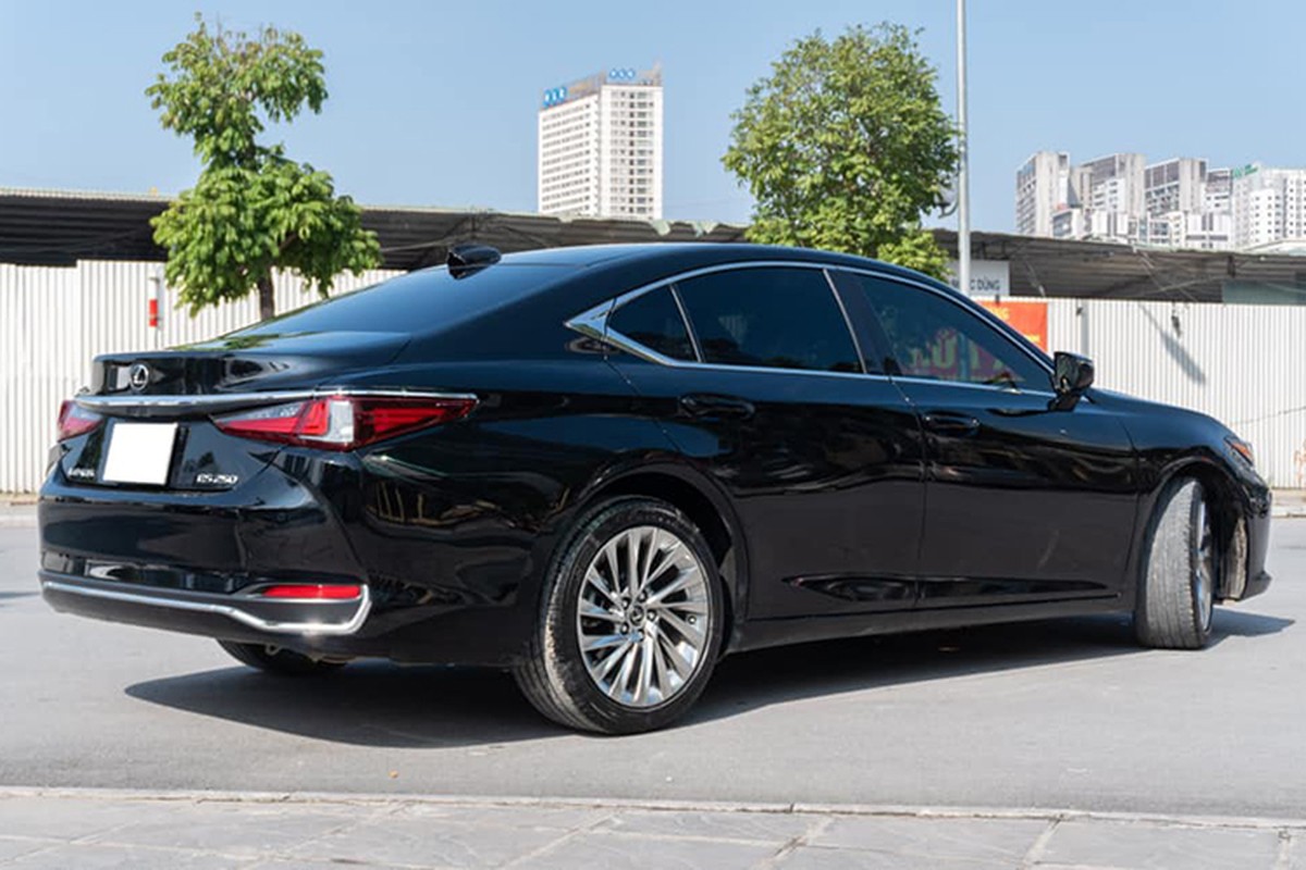 Lexus ES 2021 cu 2,67 ty o Ha Noi, dat hon xe 