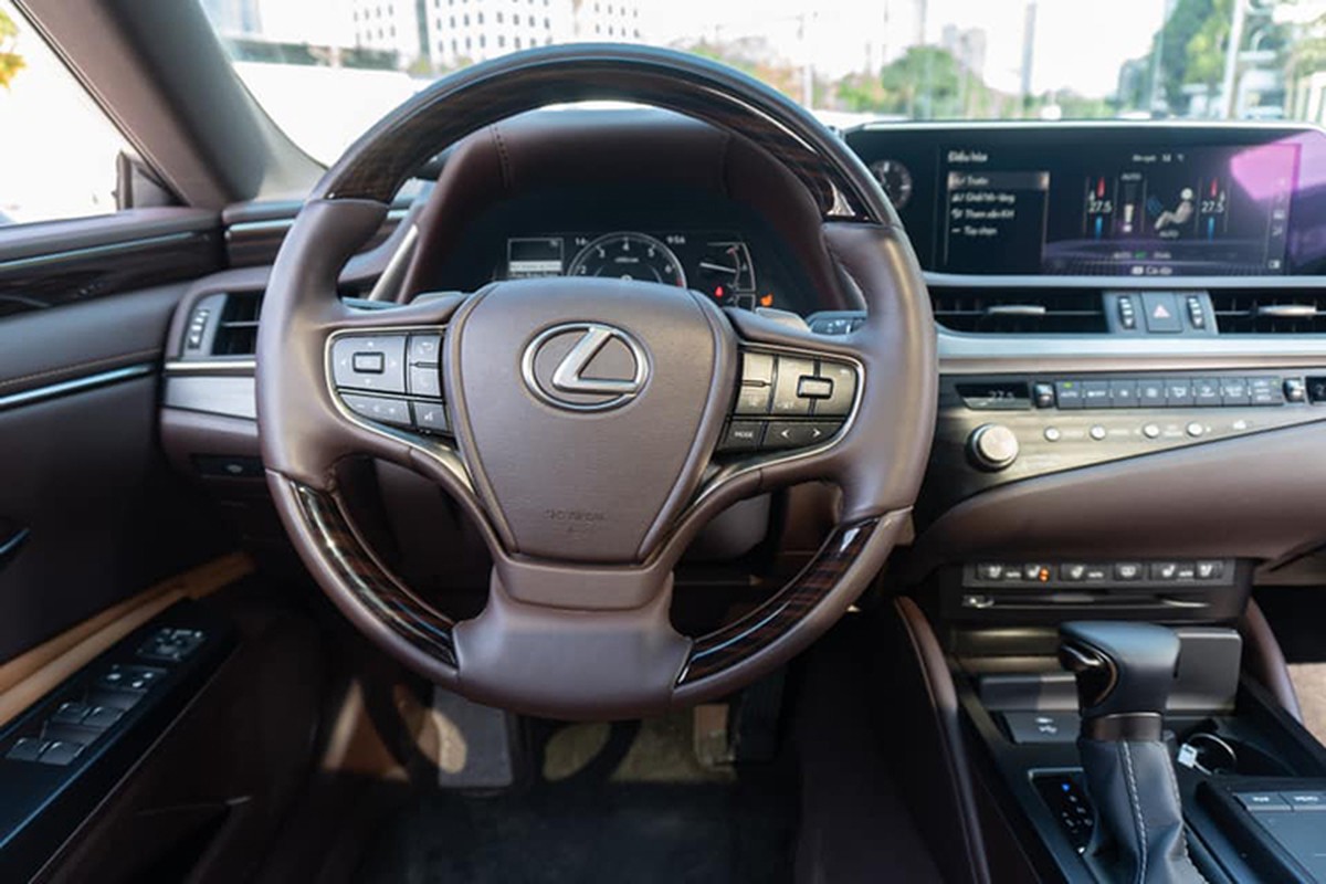 Lexus ES 2021 cu 2,67 ty o Ha Noi, dat hon xe 